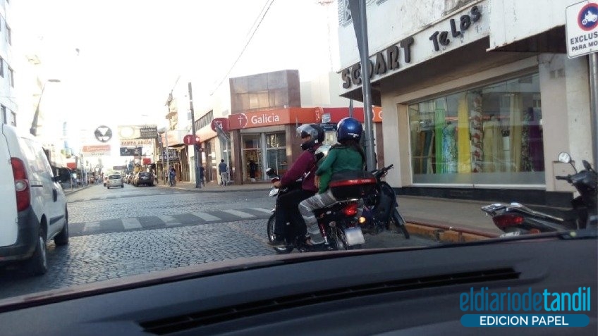 ¡Prohibido de a tres! Aun si los padres -con buena intención- compraron un casco pequeño. La ley no lo permite